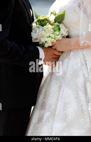 Hochzeit. Braut und Bräutigam holding Strauß Rosen. Hanoi. Vietnam. Stockfoto