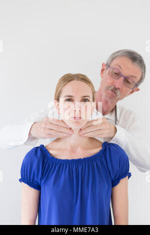 SCHILDDRÜSE PALPATION FRAU Stockfoto