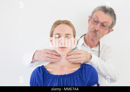 SCHILDDRÜSE PALPATION FRAU Stockfoto