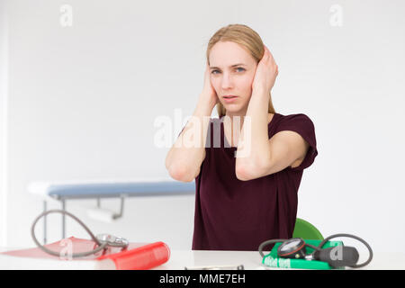 BERATUNG, FRAU SCHMERZEN Stockfoto