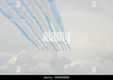 Faliro, Griechenland. 10. Mai, 2018. Rote Pfeile fliegen in Athen Sky um Prinz Charles zu Ehren beim Besuch Floisvos. Credit: Dimitrios Karvountzis/Pacific Press/Alamy leben Nachrichten Stockfoto