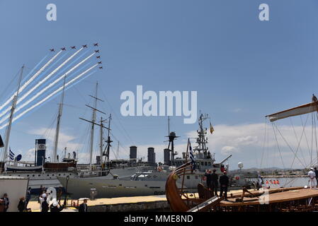 Faliro, Griechenland. 10. Mai, 2018. Rote Pfeile fliegen in Athen Sky um Prinz Charles zu Ehren beim Besuch Floisvos. Credit: Dimitrios Karvountzis/Pacific Press/Alamy leben Nachrichten Stockfoto