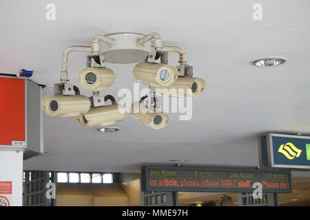 CCTV-Kameras in einem MRT-Station in Singapur Stockfoto