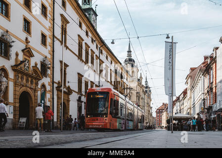 Graz, Österreich - 11 August 2017: Low Angle View Main Street im historischen Stadtzentrum von Graz. Stockfoto