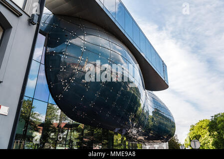 Graz, Österreich - 11 August 2017: Kunsthaus Graz ist ein Museum der Kunst. Low Angle View ein bewölkter Tag Stockfoto