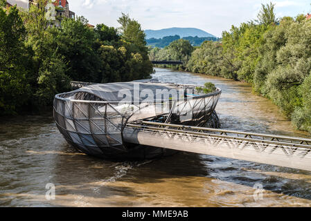 Graz, Österreich - 11 August 2017: Murinsel Brücke in Graz. Es ist eine moderne Architektur künstliche Schwimmende insland mitten in der Mur. Stockfoto