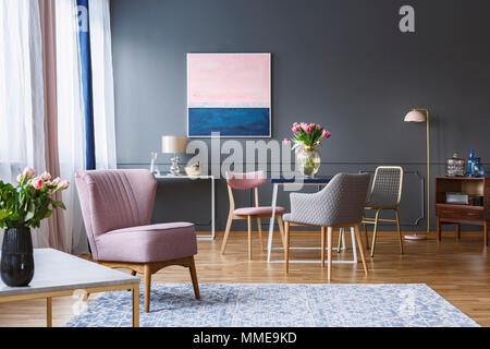 Geraumiges Zimmer In Grau Rosa Und Weiss Mit Schreibtisch Buro Lampe Sofa Und Bucherregal Stockfotografie Alamy