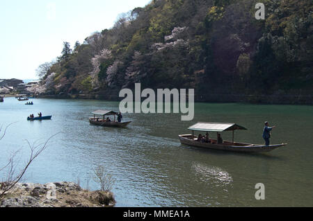 Touristische Boote auf dem Fluss Katsura in Arashiyama, Kyoto, Japan Stockfoto