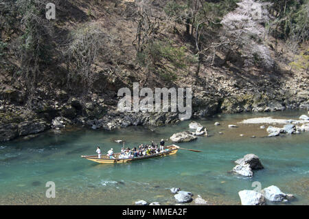 Touristische Boote auf dem Fluss Katsura in Arashiyama, Kyoto, Japan Stockfoto