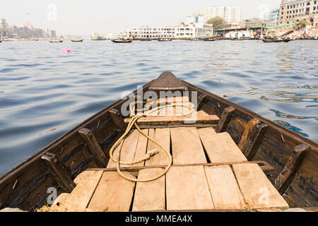 Dhaka, Bangladesh, 24. Februar 2017: in einem Ruderboot auf dem Fluss Buriganga Fahrt aus der Sicht des Fluggastes, Dhaka, Bangladesch Stockfoto