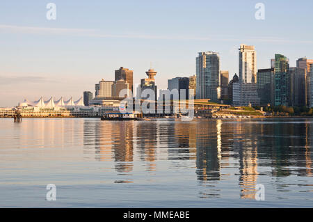 Vancouver City Skyline am Ufer des Burrard Inlet bei Sonnenuntergang. Canada Place und Convention Center und den Wolkenkratzern der Innenstadt. 2018 Stockfoto