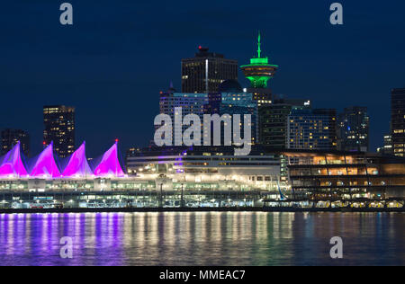 Skyline von Vancouver waterfront in der Nacht. Canada Place, Harbour Center, Convention Center, und Gebäude in der Innenstadt von Vancouver, BC, Kanada. Stockfoto