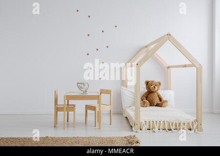 Holz- und hübsche Möbel für Kid Set Stockfoto