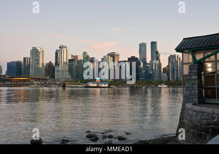 Vancouver City Skyline und Kohle Hafen in der Dämmerung, als vom Stanley Park gesehen und die 9 o'clock Gun. Stockfoto