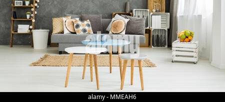 Satz Beistelltische mit Tassen Kaffee in einer gemütlichen und funktionale Apartment Stockfoto