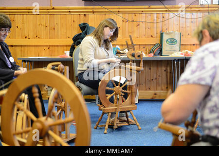 Spinner und Weber arbeiten an durchdrehende Räder, Garne zu den Shetland Wolle Woche Stockfoto