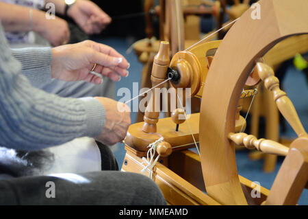 Spinner und Weber arbeiten an durchdrehende Räder, Garne zu den Shetland Wolle Woche Stockfoto