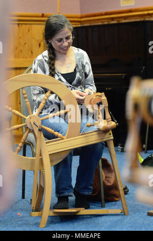 Spinner und Weber arbeiten an durchdrehende Räder, Garne zu den Shetland Wolle Woche Stockfoto