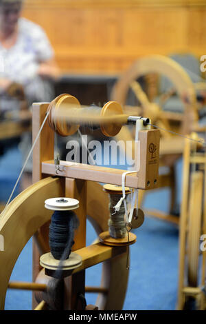 Spinner und Weber arbeiten an durchdrehende Räder, Garne zu den Shetland Wolle Woche Stockfoto