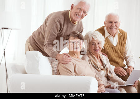 Gruppe von älteren Menschen, ältere Frau mit Laptop Stockfoto