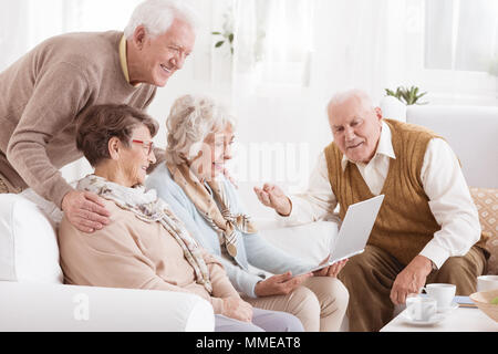 Gruppe von Senioren etwas aufpassen auf Laptop Stockfoto