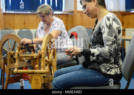 Spinner und Weber arbeiten an durchdrehende Räder, Garne zu den Shetland Wolle Woche Stockfoto