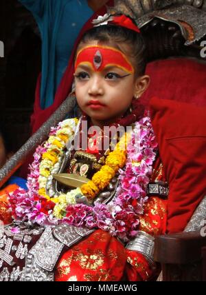 Lebende Göttin Kumari beachten Sie die Wagen Prozession während eines einmonatigen Rato Machhendranath Festival in Jawalakhel, Lalitpur. Das Festival schließt mit Bhoto Jatra Festival. (Foto durch Archana Shrestha/Pacific Press) Stockfoto