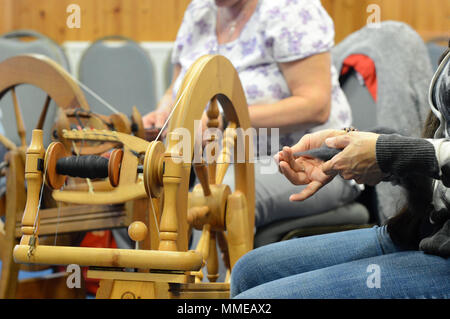 Spinner und Weber arbeiten an durchdrehende Räder, Garne zu den Shetland Wolle Woche Stockfoto