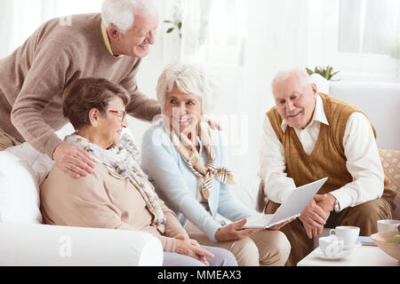 Gerne Rentner der senior House können Sie über Computer Stockfoto