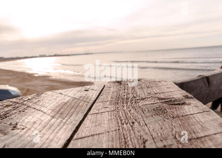 Leere Laufbelag Tisch mit Blick auf das Meer im Hintergrund. Stockfoto