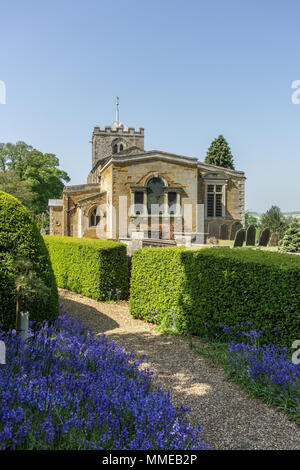 Die Kirche der Heiligen als aus Gründen der Lamport Hall, Northamptonshire, Großbritannien gesehen; die ältesten Teile der Kirche stammen aus dem 13. Jahrhundert. Stockfoto