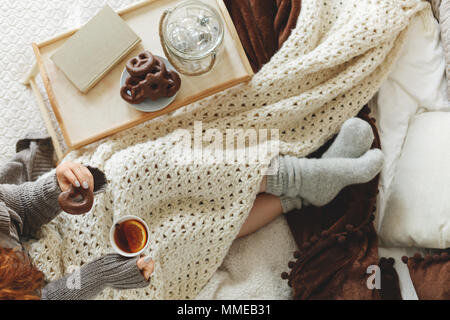 Junge Frau eine kalte Nacht im Bett mit Decke Stockfoto
