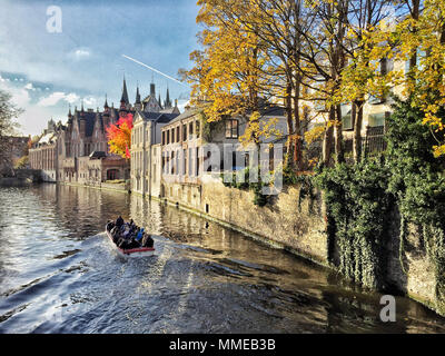 Brügge, Belgien, 17. November 2017; Bootsfahrt auf dem Kanal von Brügge in Belgien, Europa Stockfoto