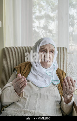 Eine muslimische Frau mit Kopftuch beim Beten Stockfoto