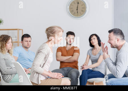 Erwachsene die Teilnahme an psychologischen Workshop ihre zwischenmenschlichen Fähigkeiten zu verbessern Stockfoto