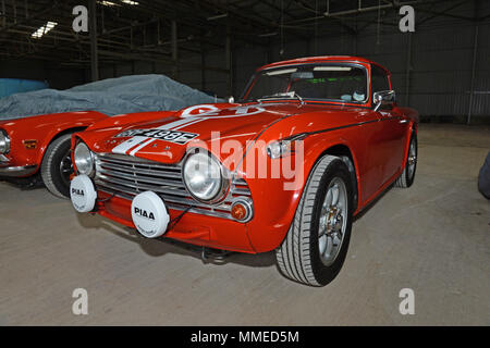 Klassische Triumph TR4 TR3 und TR6 aus der Lagerung im Winter Stockfoto