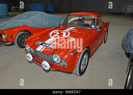 Klassische Triumph TR4 TR3 und TR6 aus der Lagerung im Winter Stockfoto