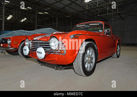 Klassische Triumph TR4 TR3 und TR6 aus der Lagerung im Winter Stockfoto