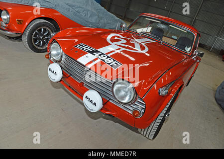 Klassische Triumph TR4 TR3 und TR6 aus der Lagerung im Winter Stockfoto