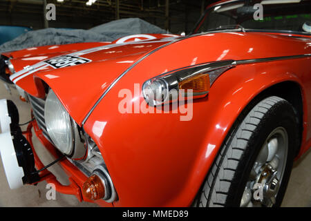 Klassische Triumph TR4 TR3 und TR6 aus der Lagerung im Winter Stockfoto