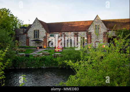 Die Mühle Pub in Salisbury abgesperrt mit Polizei Schutz Nach der Vergiftung des ehemaligen russischen Spion Sergei Skripal und seine Tochter Julia. Stockfoto