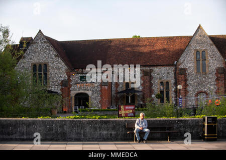 Die Mühle Pub in Salisbury abgesperrt mit Polizei Schutz Nach der Vergiftung des ehemaligen russischen Spion Sergei Skripal und seine Tochter Julia. Stockfoto