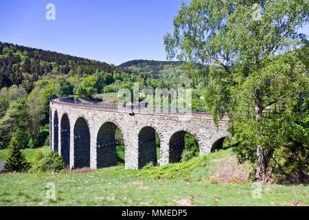 Železniční viadukt Novina z 1900, Kryštofovo údolí pod Ještědem, Liberec, Česká republika/Novina Eisenbahnbrücke, Krystof Tal in der Nähe von Ještěd von Liber Stockfoto