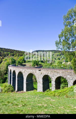 Železniční viadukt Novina z 1900, Kryštofovo údolí pod Ještědem, Liberec, Česká republika/Novina Eisenbahnbrücke, Krystof Tal in der Nähe von Ještěd von Liber Stockfoto