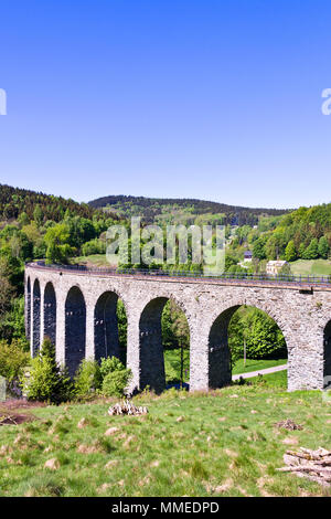 Železniční viadukt Novina z 1900, Kryštofovo údolí pod Ještědem, Liberec, Česká republika/Novina Eisenbahnbrücke, Krystof Tal in der Nähe von Ještěd von Liber Stockfoto