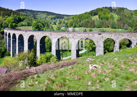 Železniční viadukt Novina z 1900, Kryštofovo údolí pod Ještědem, Liberec, Česká republika/Novina Eisenbahnbrücke, Krystof Tal in der Nähe von Ještěd von Liber Stockfoto