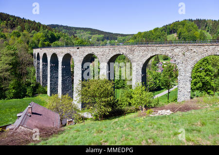 Železniční viadukt Novina z 1900, Kryštofovo údolí pod Ještědem, Liberec, Česká republika/Novina Eisenbahnbrücke, Krystof Tal in der Nähe von Ještěd von Liber Stockfoto