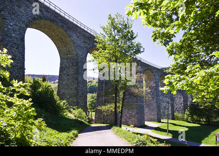 Železniční viadukt Novina z 1900, Kryštofovo údolí pod Ještědem, Liberec, Česká republika/Novina Eisenbahnbrücke, Krystof Tal in der Nähe von Ještěd von Liber Stockfoto