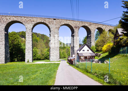 Železniční viadukt Novina z 1900, Kryštofovo údolí pod Ještědem, Liberec, Česká republika/Novina Eisenbahnbrücke, Krystof Tal in der Nähe von Ještěd von Liber Stockfoto