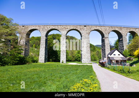 Železniční viadukt Novina z 1900, Kryštofovo údolí pod Ještědem, Liberec, Česká republika/Novina Eisenbahnbrücke, Krystof Tal in der Nähe von Ještěd von Liber Stockfoto